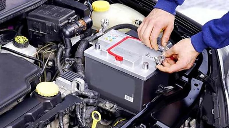 أخطاء تسبب تلف بطارية السيارة