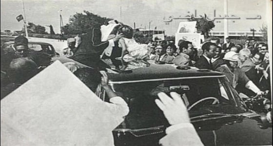 من نوادر الصور.. طفلة تصر على تقبيل " الملك فيصل " في تونس