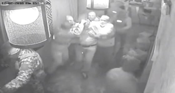 بالفيديو.. اعتقال الرئيس الجورجي السابق بطريقة مهينة