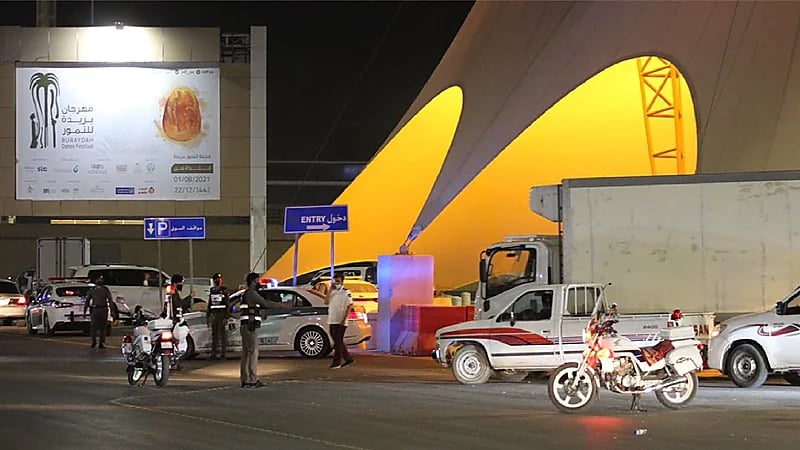 بالصور.. ‏جهود رجال المرور أثناء تنظيم الحركة المرورية خلال ‎مهرجان بريدة للتمور