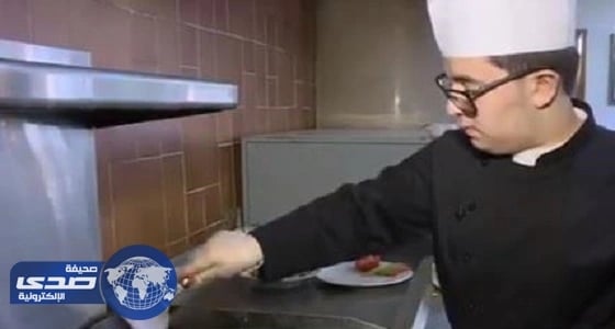 بالفيديو.. قصة نجاح شاب برع في مهنة الطبخ رغم صغر سنه