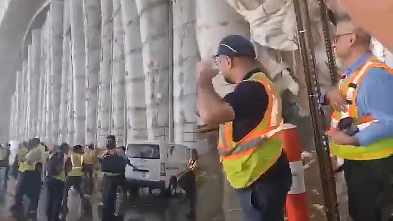 لحظة سقوط هنغر الصيانة في مطار جدة‬⁩ من قوة الرياح .. فيديو