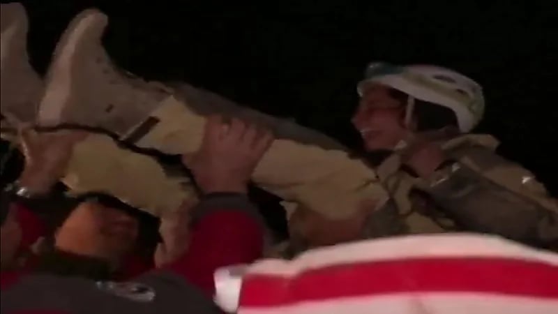 انتشال باحث أمريكي علق لنحو 9 أيام داخل كهف عميق .. فيديو