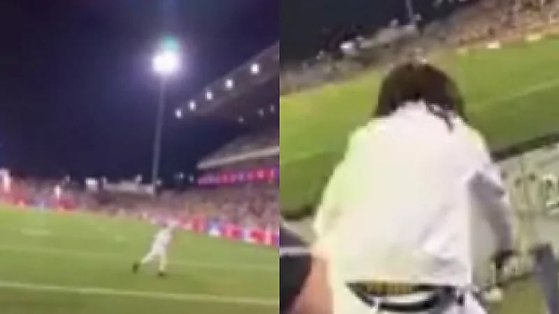 مشجع إنجليزي يفاجئ الجمهور وينزل أرض الملعب بعد فوز فريقه .. فيديو