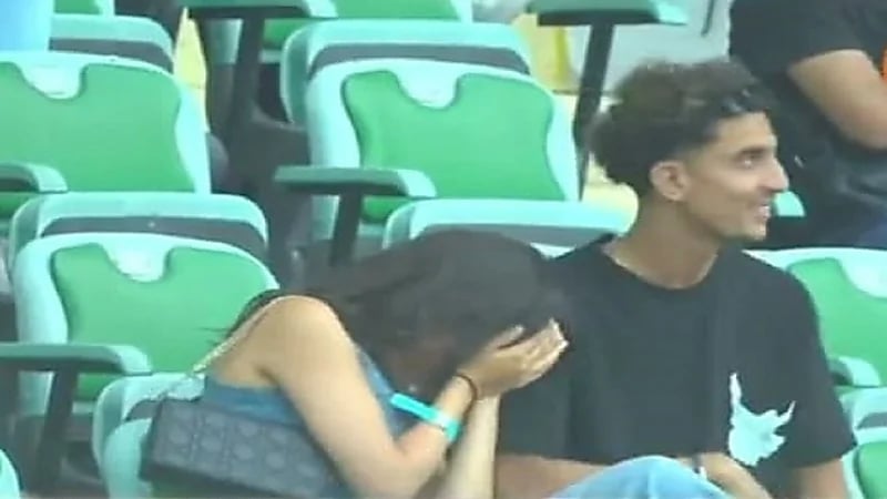 صدمة فتاة من بث مباشر أثناء تواجدها مع صديقها خلال مباراة .. فيديو