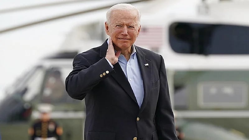 بالفيديو.. حشرات "الزيز" تهاجم بايدن