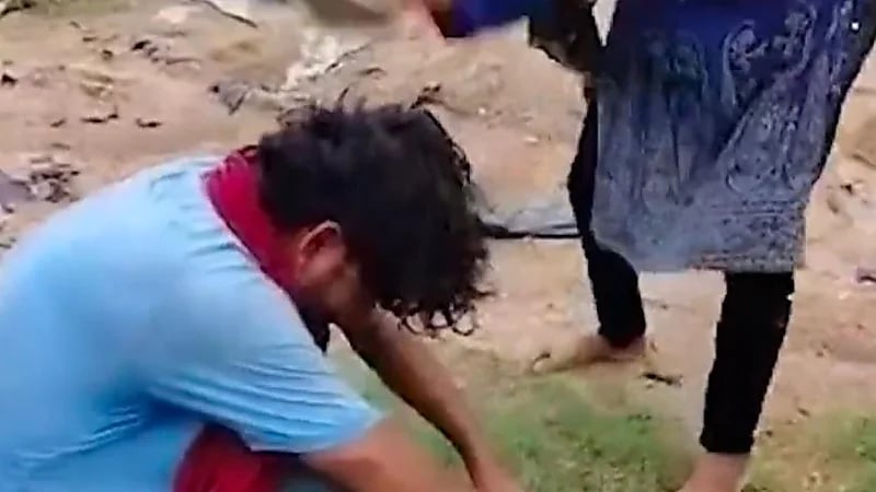 امرأة تنتقم من متحرش وتنهال عليه بالضرب