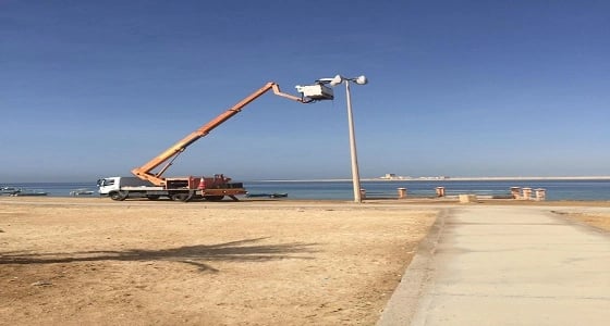 بالصور.. بلدية ينبع تستكمل أعمال الصيانة بمنطقة الشرم