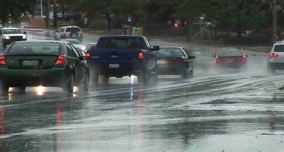 4 خطوات يجب اتباعها إذا انزلقت المركبة أثناء المطر