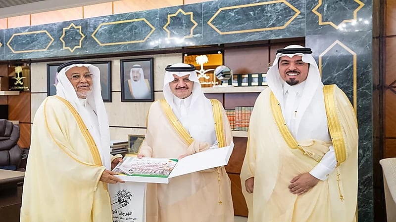 أمير الشرقية يستقبل الفائز بجائزة كتب السلام الدولية