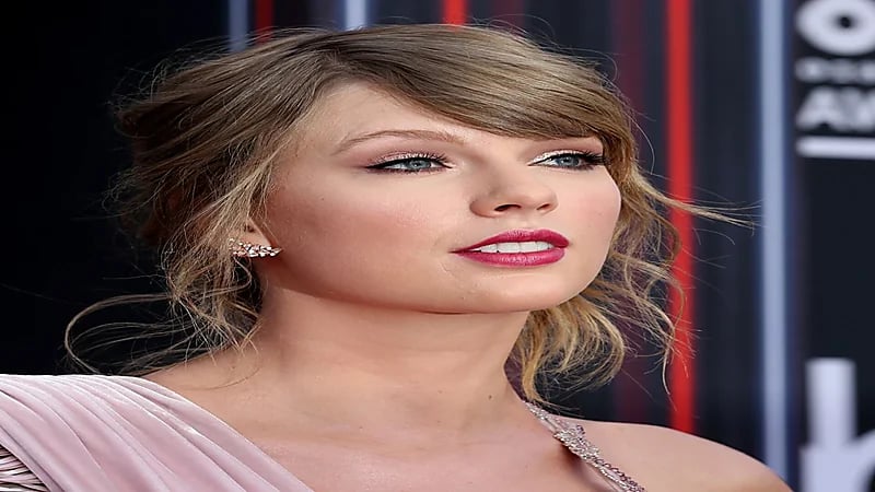 تايلور سويفت تبلع حشرة أثناء غنائها على مسرح شيكاغو.. فيديو