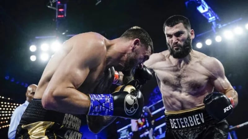 شاهد.. بيتربييف يطيح بمنافسه جو سميث بالضربة القاضية