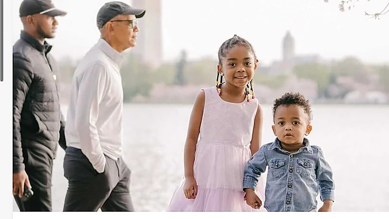 صدفة تُظهر أوباما في خلفية صورة لطفلين بالشارع.. فيديو