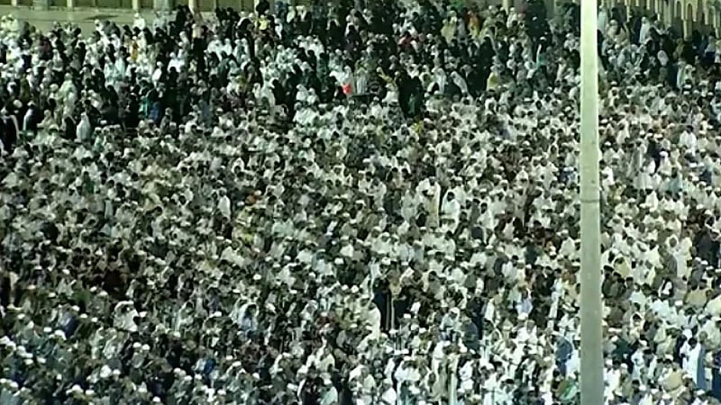 لقطات روحانية لجموع المصلين أثناء تأديتهم صلاة الفجر في الحرم المكي