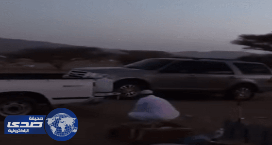 بالفيديو.. مواطنون يتنزهون بالقرب من موقع قتال بنجران