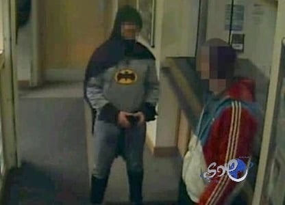 "رجل وطواط" يعتقل مطلوباً ويسلمه للشرطة