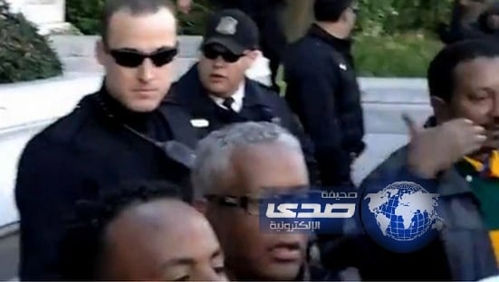 بالفيديو:أثيوبيون يحاولون اقتحام السفارة السعودية بأميركا