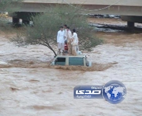 المجازفون بعبور مجاري السيول يحالون لإمارة المنطقة لمحاسبتهم
