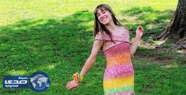 بسبب حب زوجها للحلوى امرأة تحيك فستاناً من 10 آلاف غلاف بلاستيك