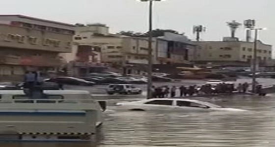 بالفيديو.. تطور جديد في قصة المسن الذي أنقذه المقيم الفلبيني بعد أن احتجزته السيول