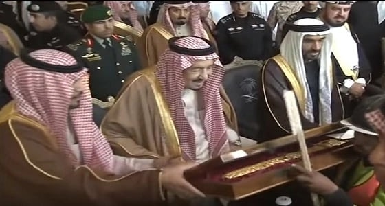 بالفيديو والصور.. خادم الحرمين يكرم الفائزين في سباق الهجن