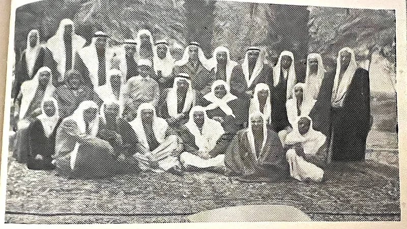 صورة نادرة للأمير عبدالمجيد بن سعود في رحلة مدرسية