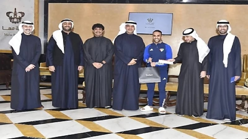 الاتحاد الكويتي يكرم لاعبي الأزرق بعد الفوز على الإمارات في خليجي 26