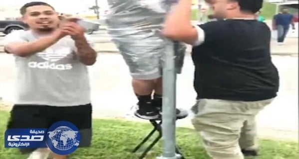 بالصور.. قيدا صديقهما بالشريط اللاصق وعلقاه على احد الاعمدة .. والسبب!