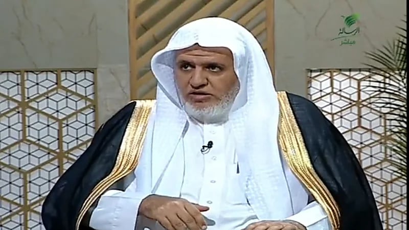 حكم المشي في الصلاة لإغلاق تلفاز أو فتح الباب