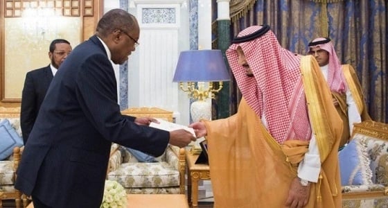 خادم الحرمين الشريفين يتسلم رسالة خطية من رئيس أنغولا