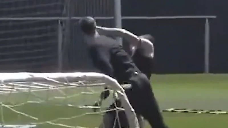 تدريبات برشلونة تتحول إلى حلبة مصارعة بين ثنائي الفريق .. فيديو