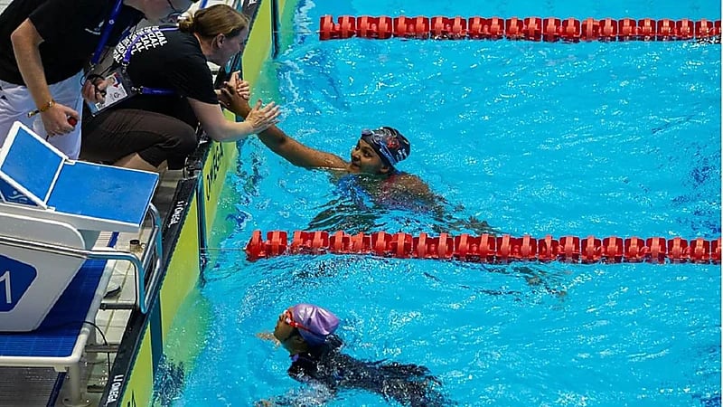 موقف مؤثر بين السباحة السعودية ومنافستها يخطف الأضواء.. فيديو