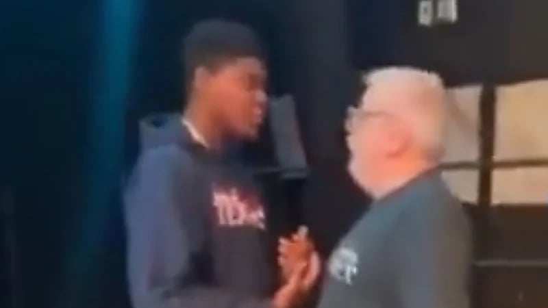 طالب يعتدي على مُعلمه بلكمتين حطمت فكه ..فيديو