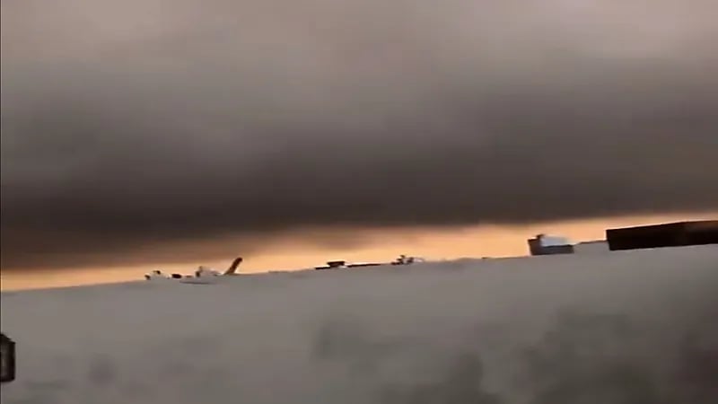 شاهد.. السحابة السوداء تغطي سماء جدة