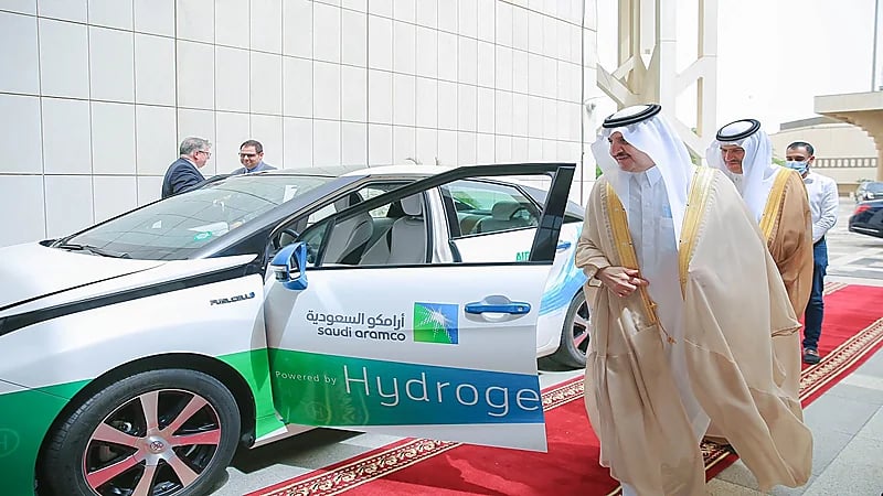 بالفيديو والصور.. أمير الشرقية يطلع على سيارة صديقة للبيئة تعمل بالهيدروجين