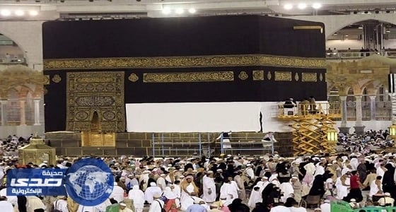 الفريق المكلف بتركيب كسوة الكعبة يفك المذهبات
