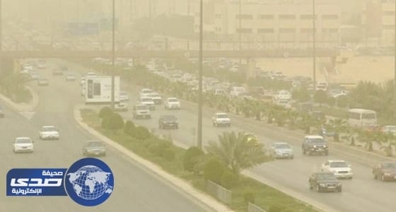 أتربة ورياح سطحية تحد من الرؤية بالقصيم والشرقية