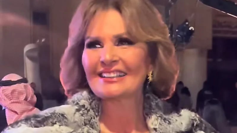 يسرا تمازح أحد الصحفيين :أنا ببوس على طول .. فيديو