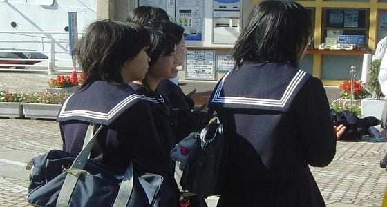 مدرسة حكومية تجبر طالبة على صبغ شعرها