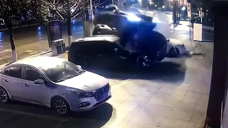 شاهد.. حادث سيارة غريب مع مركبات متوقفة على الرصيف