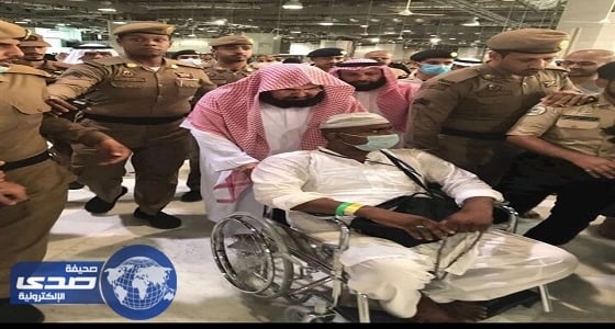 ⁠⁠⁠⁠⁠" السديس " يساعد مقعد خلال أداء الحج .. ونشطاء: درس في التواضع