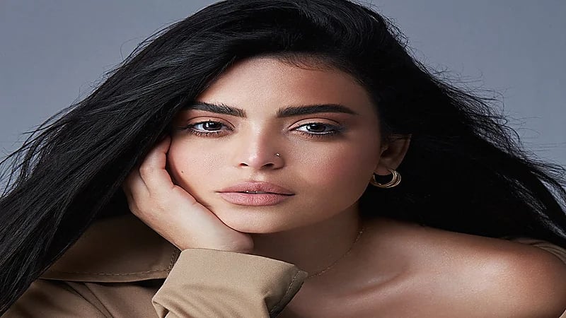 أسماء جلال تثير الجدل بعد رقصها في مهرجان الجونة ..فيديو