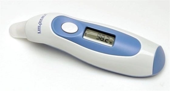 خبراء: الترمومتر الديجيتال الذي يقيس الحرارة من فتحة الأذن هو الأفضل للصغار