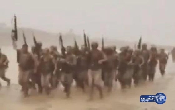 شاهد بالفيديو.. جنود الحد الجنوبي يتدربون تحت زخات المطر مرددين الأهازيج ‎