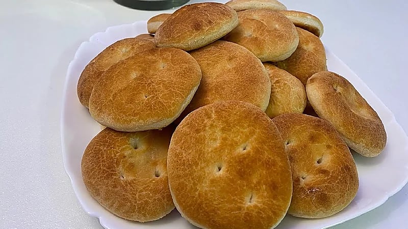 قس يعض امرأة أثناء شجار على قطعة من الخبز