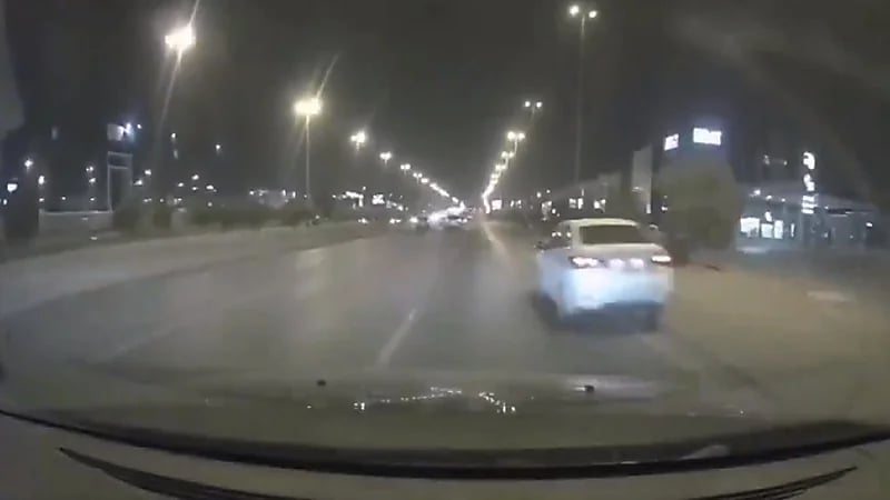 فيديو.. متهور يتجاوز السيارات من فوق الرصيف ويسير بسرعة جنونية