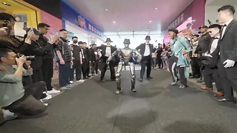 سبيد يرقص برفقة روبوت في الصين