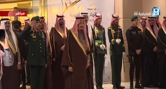 بالفيديو والصور.. " خادم الحرمين " يصل حفل الملك خالد بالرياض