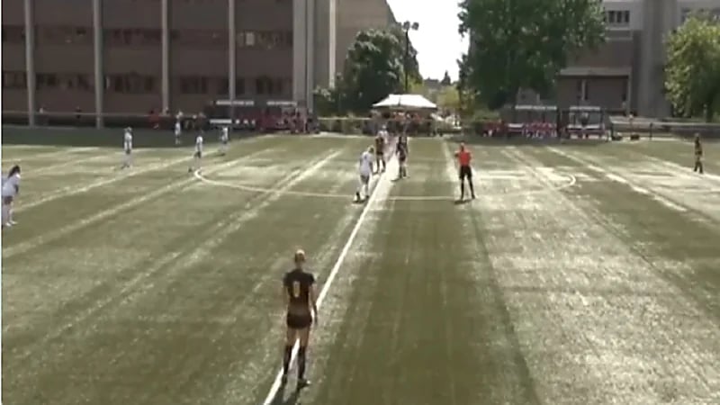 شاهد .. لاعبة كرة قدم تسجل هدفا من منتصف الملعب