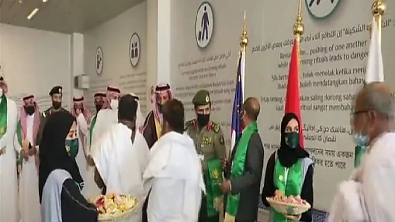 شاهد.. وصول أولى طلائع المستفيدين من مبادرة ”طريق مكة“ إلى المملكة